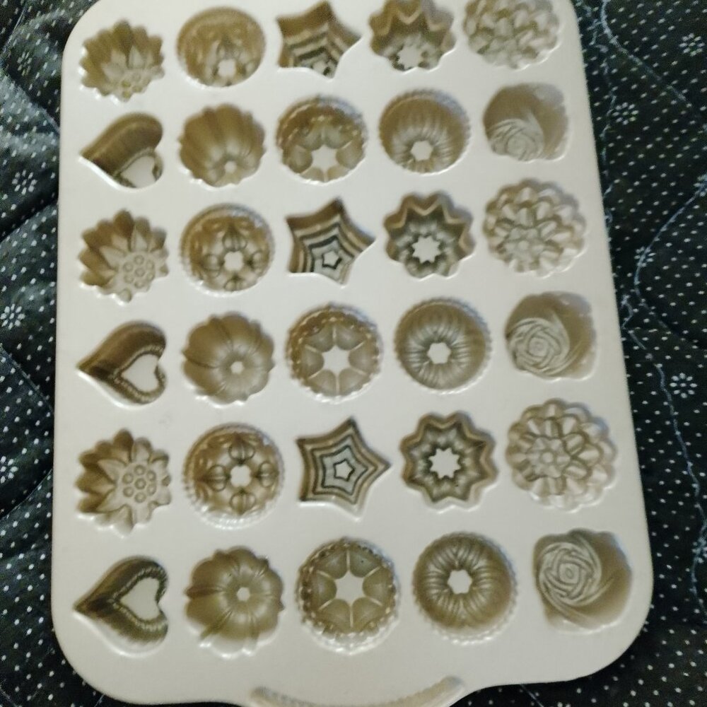 Nordic Ware Bundt Tea Cakes and Candies Pan made in U.S.A